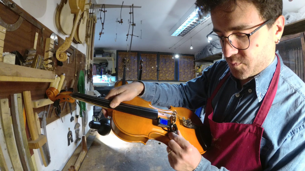 Accordare il violino con il liutaio Federico Cesarini