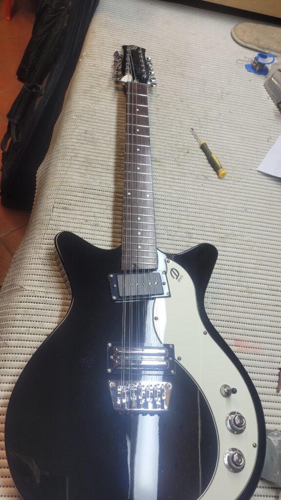 Danelectro '59 Double Cut 12-String feedback
