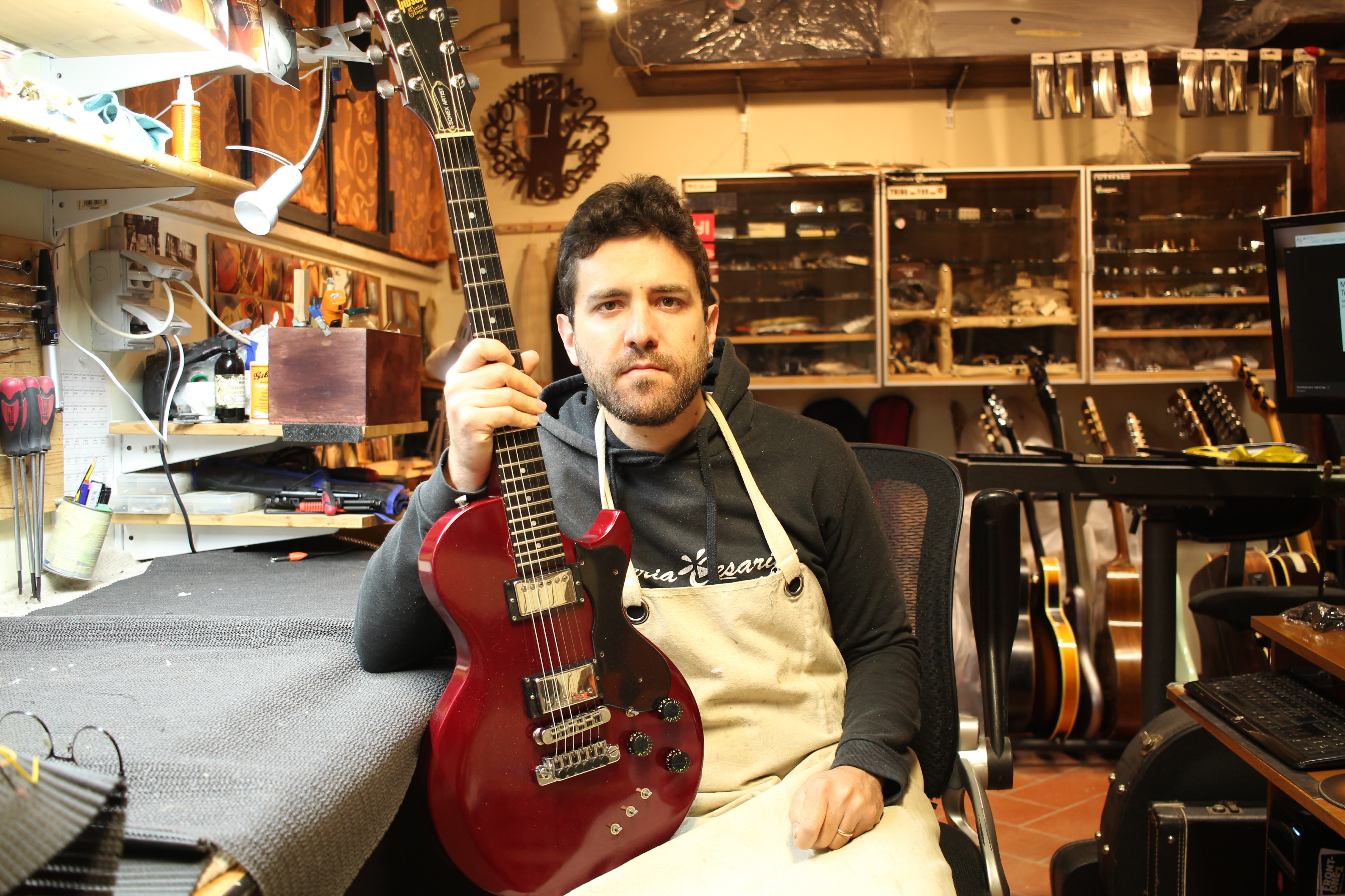 Gibson SG '80, guitar repair shop