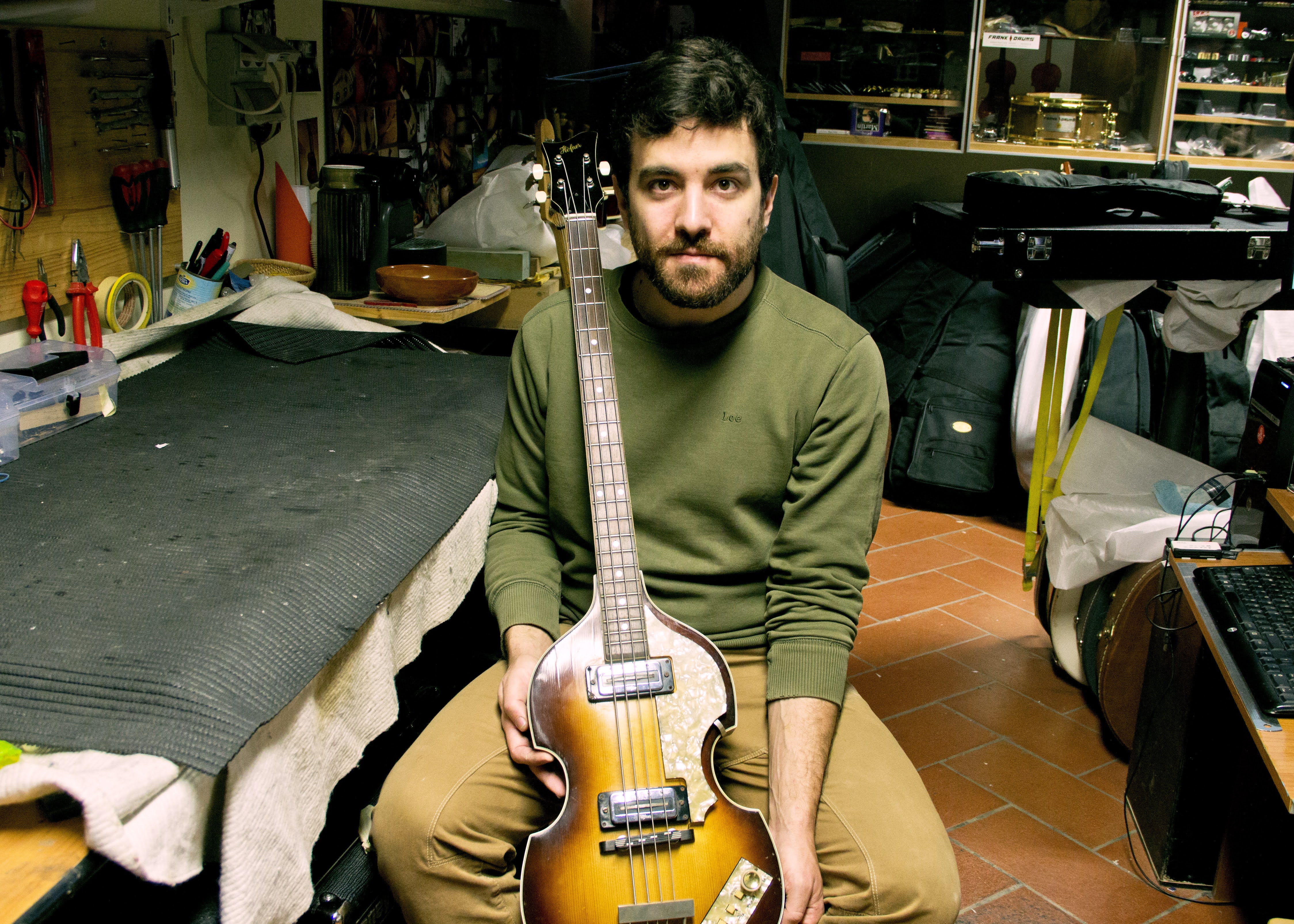 Federico Cesarini luthier with Hofner '68